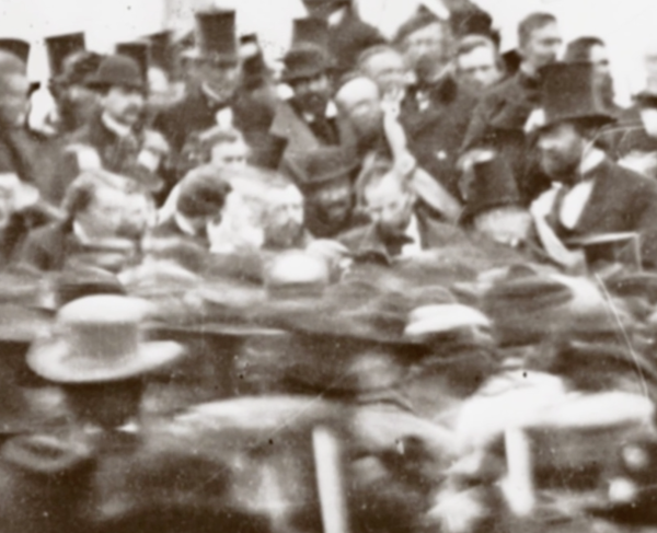 Photo of a crowd gathering around Lincoln during his Gettysburg Address